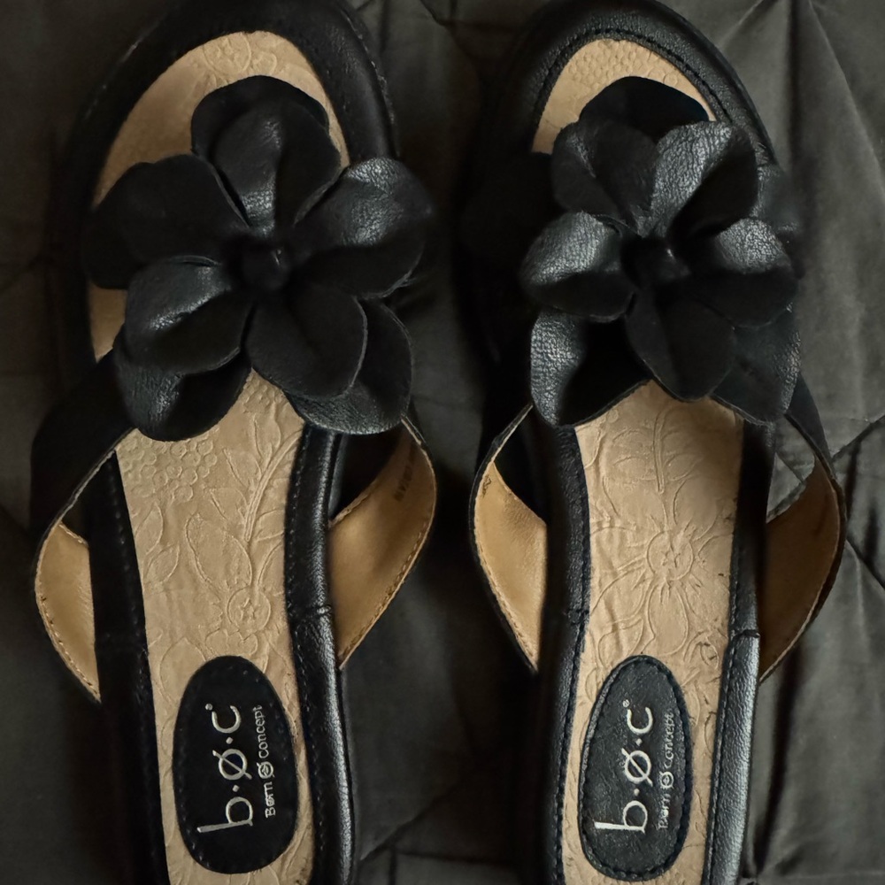 b.o.c. Black Floral Casual Flip Flop Size 8